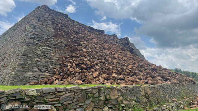 Runtuhnya dinding selatan piramida di Ihuatzio. Foto: Ramiro Aguayo/INAH