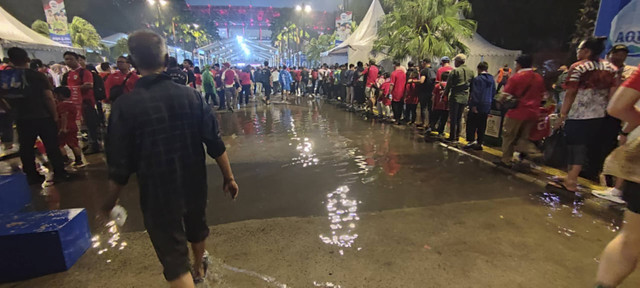 Jalan tergenang di Pintu 10 Stadion Utama Gelora Bung Karno, Jakarta Pusat, Selasa (19/11/2024). Foto: Rachmadi Rasyad/kumparan