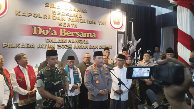 Kapolri Jenderal Listyo Sigit Prabowo usai acara Doa Bersama Dalam Rangka Pilkada Jatim 2024 Aman dan Damai di Mapolda Jatim, Selasa (19/11/2024). Foto:  Farusma Okta Verdian/kumparan