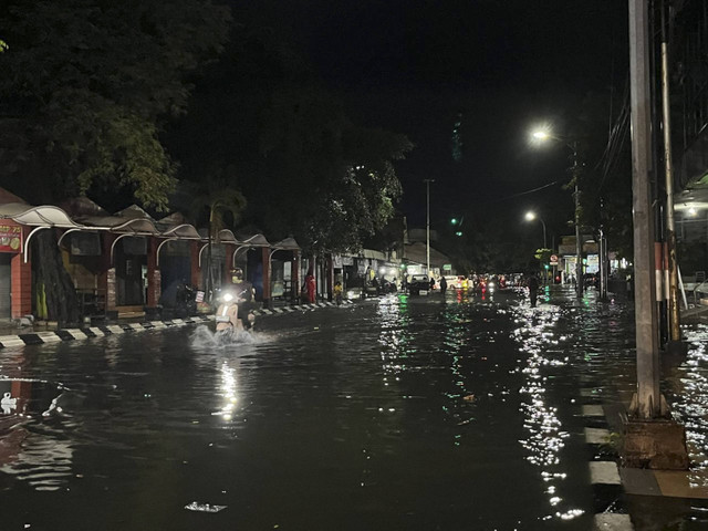 Sejumlah ruas jalan terendam banjir di Semarang, Jawa Tengah, Selasa (19/11/2024). Foto: Intan Alliva Khansa/kumparan