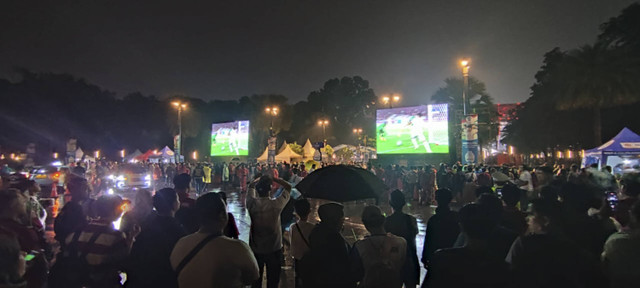 Suasana nobar di sekitar Stadion Utama Gelora Bung Karno (SUGBK), Jakarta Pusat, Selasa (19/11/2024). Foto: Rachmadi Rasyad/kumparan