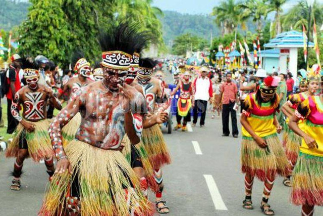 Warga Papua yang sedang melakukan ritual tari Yospan Papua Barat. Sumber: dokumen pribadi.