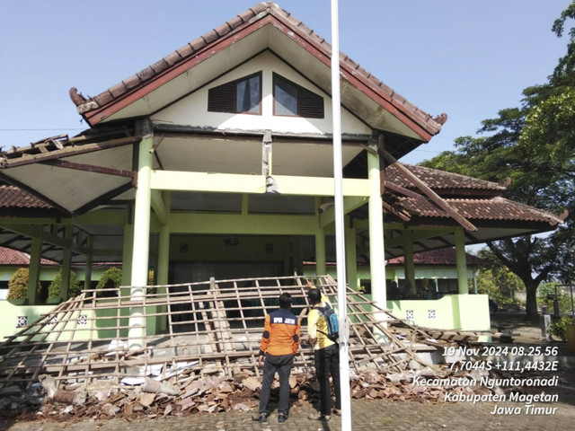 Atap teras pendopo kantor Kecamatan Nguntoronadi di Dusun Toro, Desa Nguntoronadi, Kabupaten Magetan, ambruk pada Selasa (19/11/2024). Foto: Dok. BPBD Jatim