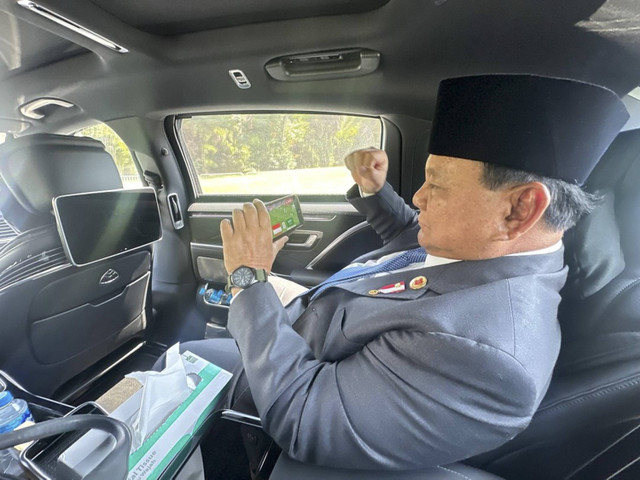 Presiden Prabowo Subianto menonton laga Timnas Indonesia lawan Arab Saudi melalui ponselnya, Selasa (19/11/2024). Foto: Instagram/ @prabowo