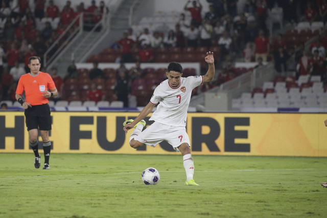 Pemain Timnas Indonesia Marselino Ferdinan beraksi pada lanjutan Ronde 3 Kualifikasi Piala Dunia di Stadion Utama Gelora Bung Karno, Selasa (19/11/2024). Foto: Aditia Noviansyah/kumparan