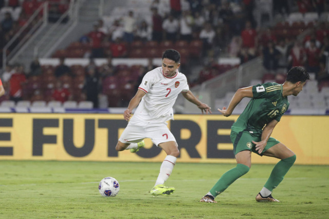 Pemain Timnas Indonesia Marselino Ferdinan beraksi pada lanjutan Ronde 3 Kualifikasi Piala Dunia di Stadion Utama Gelora Bung Karno, Selasa (19/11/2024). Foto: Aditia Noviansyah/kumparan