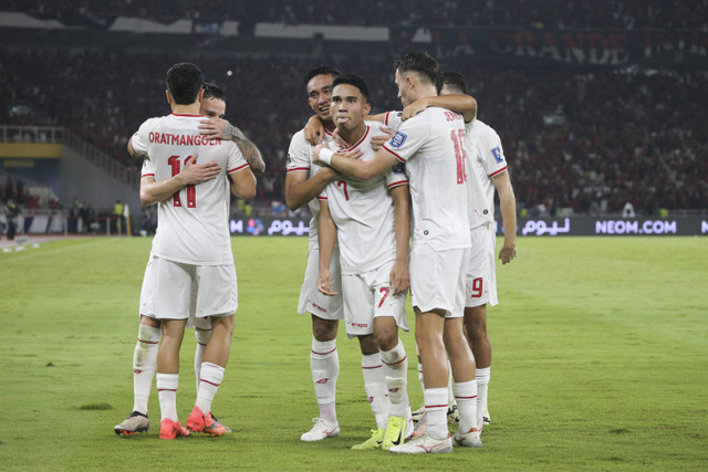 Pemain Timnas Indonesia Marselino Ferdinan bersama rekannya merayakan selebrasi pada lanjutan Ronde 3 Kualifikasi Piala Dunia di Stadion Utama Gelora Bung Karno, Selasa (19/11/2024). Foto: Aditia Noviansyah/kumparan