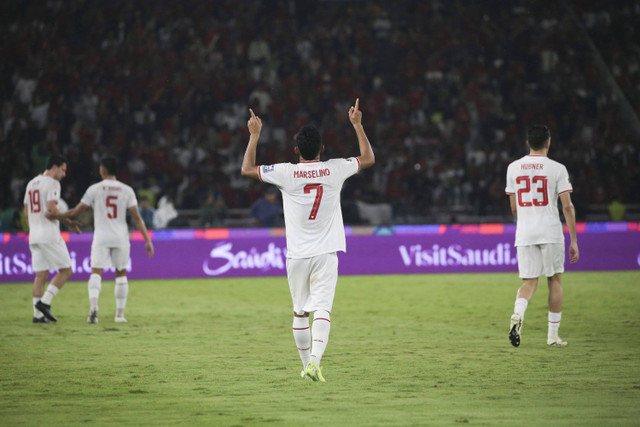 Pemain Timnas Indonesia Marselino Ferdinan bersama rekannya merayakan selebrasi pada lanjutan Ronde 3 Kualifikasi Piala Dunia di Stadion Utama Gelora Bung Karno, Selasa (19/11/2024). Foto: Aditia Noviansyah/kumparan