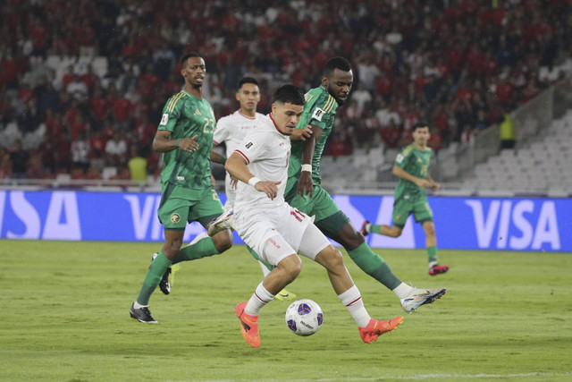 Pemain Timnas Indonesia Ragnar Oratmangoen beraksi pada lanjutan Ronde 3 Kualifikasi Piala Dunia di Stadion Utama Gelora Bung Karno, Selasa (19/11/2024). Foto: Aditia Noviansyah/kumparan