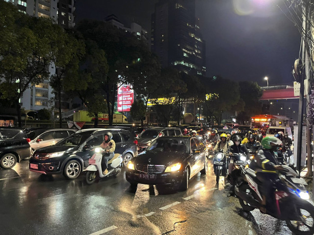 Kemacetan lalu lintas di Jalan TB Simatupang arah Lebak Bulus, Jakarta Selatan, Selasa (19/11/2024). Foto: Reza Aditya/kumparan