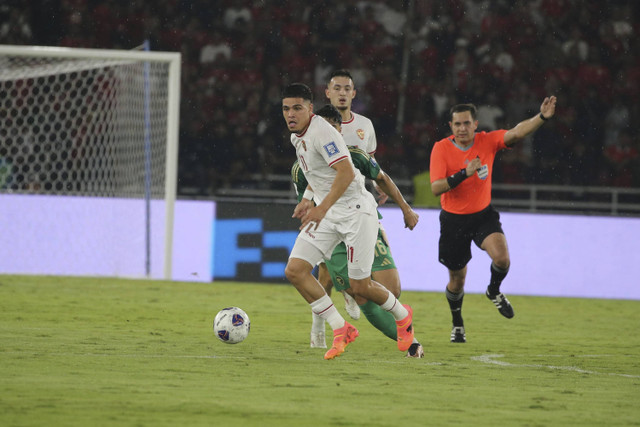 Pemain Timnas Indonesia Ragnar Oratmangen beraksi pada lanjutan Ronde 3 Kualifikasi Piala Dunia antara Indonesia vs Arab Saudi di Stadion Utama Gelora Bung Karno, Selasa (19/11/2024). Foto: Aditia Noviansyah/kumparan