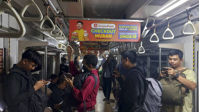 Kereta rute Cikarang line mengalami gangguan listrik (operasional) sekitar pukul 21.05, Selasa (19/11/2024). Foto: Gitario Vista Inasis/kumparan