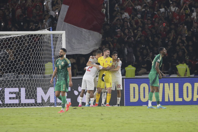 Pemain Timnas Indonesia berpelukan usai menang pada lanjutan Ronde 3 Kualifikasi Piala Dunia antara Indonesia vs Arab Saudi di Stadion Utama Gelora Bung Karno, Selasa (19/11/2024). Foto: Aditia Noviansyah/kumparan