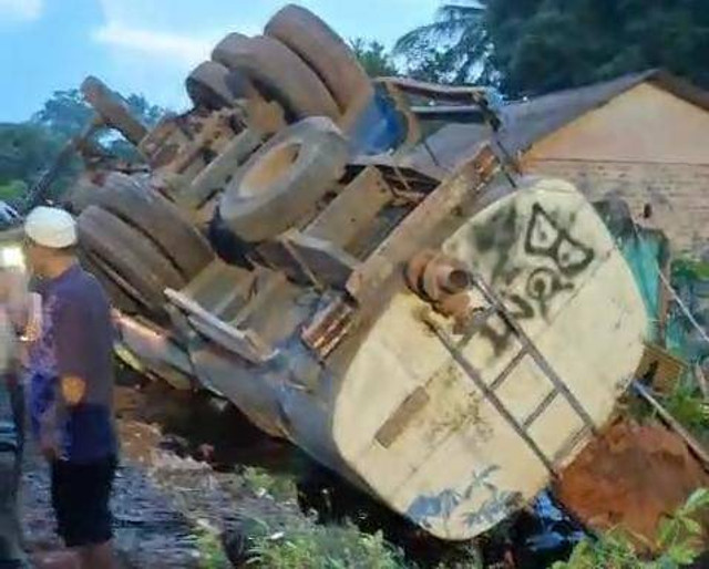 Kendaraan yang terlibat kecelakaan di Jalan Portal Indo Lampung Kecamatan Menggala, Kabupaten Tulang Bawang. | Foto: Dok Istimewa