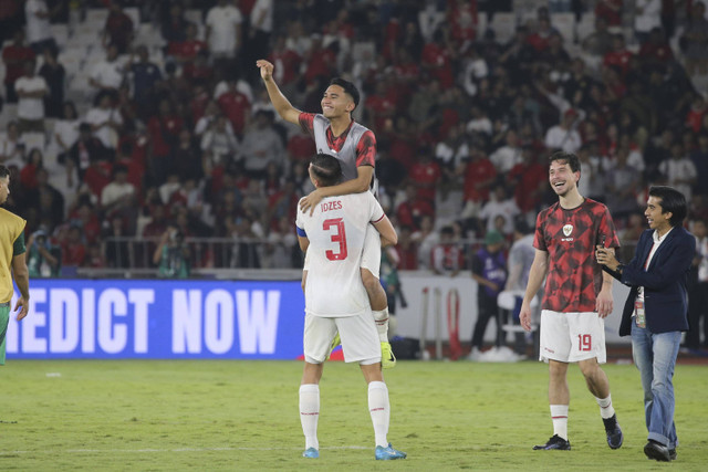 Pemain Timnas Indonesia Marselino Ferdinan merayakan kemenangan pada lanjutan Ronde 3 Kualifikasi Piala Dunia antara Indonesia vs Arab Saudi di Stadion Utama Gelora Bung Karno, Selasa (19/11/2024). Foto: Aditia Noviansyah/kumparan