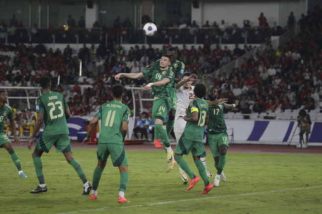 Pemain Timnas Arab Saudi berduel pada lanjutan Ronde 3 Kualifikasi Piala Dunia antara Indonesia vs Arab Saudi di Stadion Utama Gelora Bung Karno, Selasa (19/11/2024). Foto: Aditia Noviansyah/kumparan