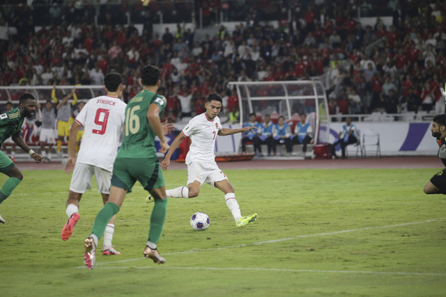 Pemain Timnas Indonesia Marselino Ferdinan beraksi pada lanjutan Ronde 3 Kualifikasi Piala Dunia antara Indonesia vs Arab Saudi di Stadion Utama Gelora Bung Karno, Selasa (19/11/2024). Foto: Aditia Noviansyah/kumparan