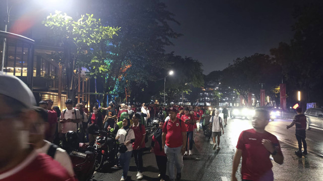 Suasana suporter tinggalkan GBK usai Indonesia menang melawan Arab Saudi, Selasa (19/11/2024). Foto: Thomas Bosco/kumparan