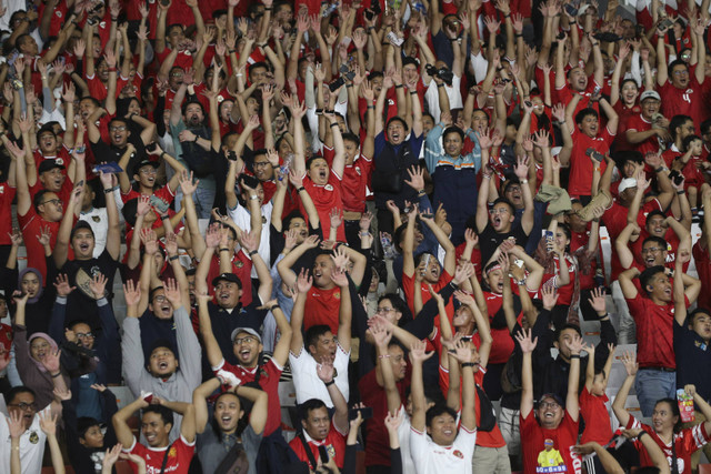 Suporter Timnas Indonesia pada pertandingan lanjutan Ronde 3 Kualifikasi Piala Dunia antara Indonesia vs Arab Saudi di Stadion Utama Gelora Bung Karno, Selasa (19/11/2024). Foto: Aditia Noviansyah/kumparan