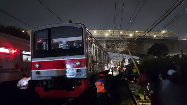 Listrik Aliran Atas (LAA) di antara Stasiun Kranji-Bekasi mengalami gangguan menyebabkan listrik kereta mati dan tak bisa melanjutkan perjalanan, Selasa (19/11/2024). Foto: kumparan