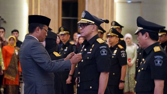 Menteri Hukum RI, Supratman Andi Agtas, menyematkan tanda kepada Ronald Lumbuun yang baru dilantik sebagai Kepala Biro Hukum, Komunikasi Publik dan Kerja sama, Kementerian Hukum RI. (foto: istimewa)