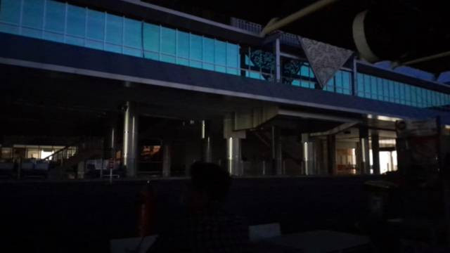 Kondisi Bandara Sam Ratulangi Manado terlihat gelap gulita akibat terjadinya pemadaman listrik, Selasa (19/11) sore menjelang malam. Tiga jadwal penerbangan harus terganggu. 