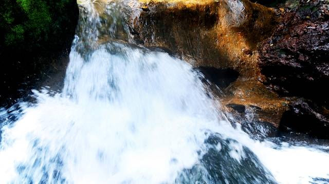 Curug di Ambarawa. Foto hanyalah ilustrasi, bukan tempat yang sebenarnya. Sumber: Unsplash/fajar hardanto