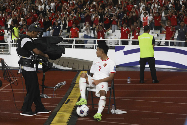 Pemain Timnas Indonesia Marselino Ferdinan duduk di kursi saat berselebrasi usai mencetak gol ke gawang Timnas Arab Saudi pada pertandingan Kualifikasi Piala Dunia 2026 Zona Asia di Stadion Utama Gelora Bung Karno, Jakarta, Selasa (20/11/2024). Foto: Meli Pratiwi/ANTARA