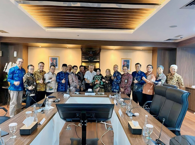 Kepala LLDIKTI Wilayah I - XVII bersama Prof. Satryo Soemantri Brodjonegoro (baju putih, tengah)