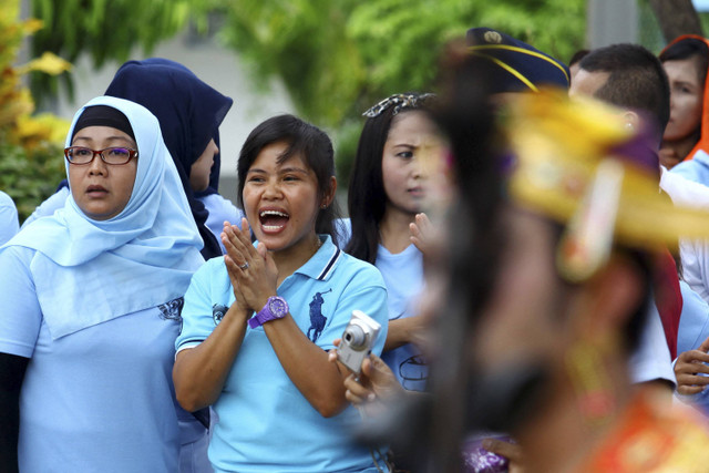 Narapidana kasus narkoba Mary Jane Veloso dari Filipina (tengah) menghadiri upacara di sebuah penjara di Yogyakarta pada tanggal 9 November 2015. Foto: KOKO / AFP