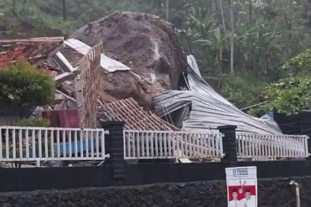 Batu besar yang menimpa rumah akibat longsoran di Purworejo, Rabu (20/11/2024). Foto: Dok. BNPB