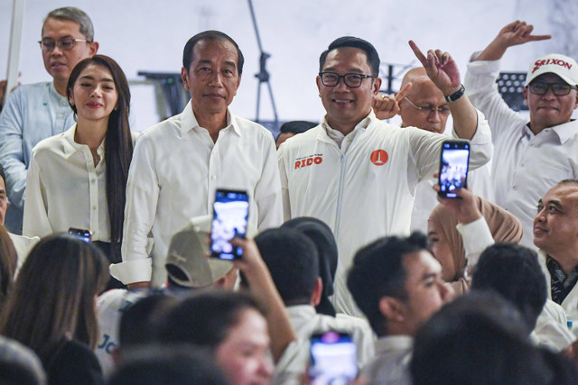 Presiden Indonesia ke-7 Joko Widodo (kiri) bersama Calon Gubernur DKI Jakarta nomor urut 1 Ridwan Kamil (kanan) pada acara dialog bersama di Jakarta, Senin (18/11/2024). Foto: Muhammad Adimaja/ANTARA FOTO