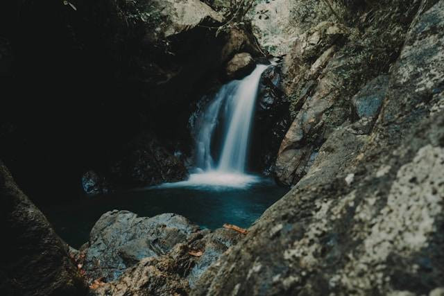 Curug di Majalengka. Foto hanyalah ilustrasi, bukan tempat yang sebenarnya. Sumber: Unsplash/Bagus Ghufron