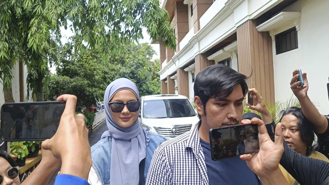 Paula Verhoeven tiba untuk mengikuti sidang di Pengadilan Agama Jakarta Selatan, Rabu (20/11/2024).  Foto: Giovanni/kumparan