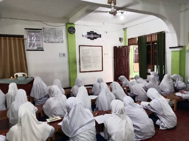 santri sedang melaksanakan kegiatan belajar mengajar di kelas (sumber: potret pribadi) 