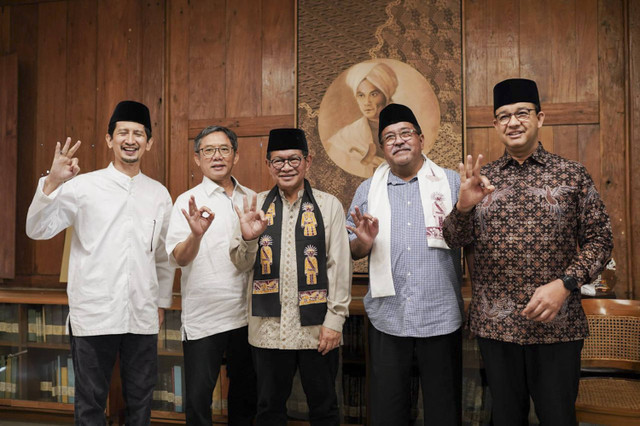 Pasangan Pramono Anung dan Rano Karno berfoto bersama Eks Gubernur Jakarta Anies Baswedan. Foto: Dok. Istimewa