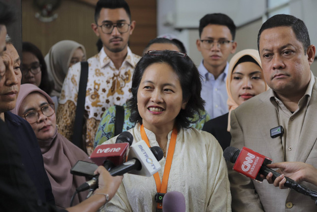 Istri Tom Lembong Franciska Wihardja (tengah) didampingi Pengacara Tom Lembong Ari Yusuf Amir (kanan) menyampaikan keterangan pers saat menghadiri sidang praperadilan Tom Lembong di PN Jakarta Selatan, Jakarta, Rabu (20/11/2024). Foto: Jamal Ramadhan/kumparan