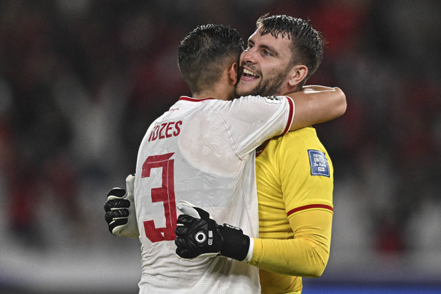 Penjaga gawang Timnas Indonesia Maarten Paes berpelukan dengan Jay Idzes pada pertandingan Grup C putaran ketiga Kualifikasi Piala Dunia 2026 Zona Asia di Stadion Utama Gelora Bung Karno, Jakarta, Selasa (19/11/2024). Foto: Aprillio Akbar/ANTARA FOTO