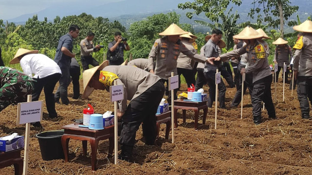 Kapolda Metro Jaya, Irjen Karyoto, saat menanam jagung dalam rangka mendukung program ketahanan pangan. Foto: Rachmadi Rasyad/kumparan