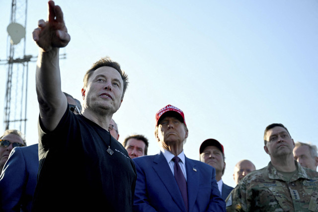 Presiden terpilih AS Donald Trump berbincang dengan Direktur utama Tesla, Inc. Elon Musk saat menyaksikan peluncuran uji coba penerbangan keenam roket SpaceX Starship di Brownsville, Texas, Amerika Serikat, Selasa (19/11/2024).
 Foto: Brandon Bell/ Pool via REUTERS