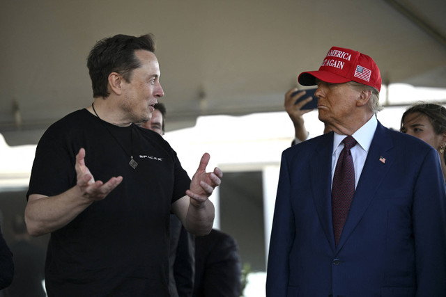 Presiden terpilih AS Donald Trump berbincang dengan Direktur utama Tesla, Inc. Elon Musk saat menyaksikan peluncuran uji coba penerbangan keenam roket SpaceX Starship di Brownsville, Texas, Amerika Serikat, Selasa (19/11/2024). Foto: Brandon Bell/ Pool via REUTERS