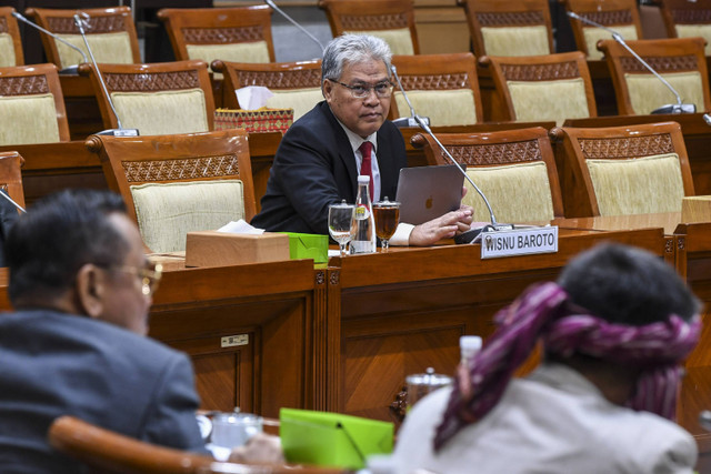 Calon anggota Dewan Pengawas KPK Wisnu Baroto mengikuti uji kelayakan dan kepatutan dengan Komisi III DPR di Kompleks Parlemen, Senayan, Jakarta, Rabu (20/11/2024). Foto: Galih Pradipta/ANTARA FOTO