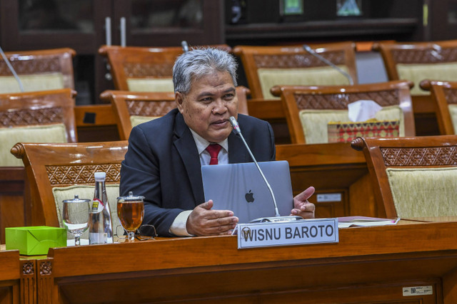 Calon anggota Dewan Pengawas KPK Wisnu Baroto mengikuti uji kelayakan dan kepatutan dengan Komisi III DPR di Kompleks Parlemen, Senayan, Jakarta, Rabu (20/11/2024). Foto: Galih Pradipta/ANTARA FOTO