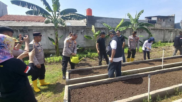 Kapolsek Pasar Minggu Kompol Anggiat bersama jajaran menggelar program ketahanan pangan di kawasan Jatipadang. Foto: Dok. Istimewa