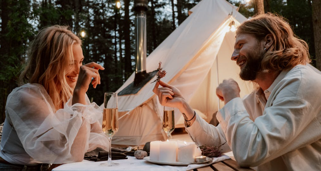 Harga Glamping Legok Kondang Lodge. Foto hanyalah ilustrasi, bukan tempat yang sebenarnya. Sumber: Pexels/Cottonbro Studio