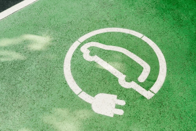 Ilustrasi Stasiun Pengisian Daya Kendaraan Listrik (EV Charging Station). Foto: Shutterstock