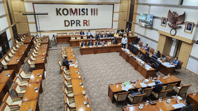 Calon anggota Dewan Pengawas (Dewas) KPK Benny Jozua Mamoto mengikuti uji kelayakan dan kepatutan dengan Komisi III DPR di Kompleks Parlemen, Senayan, Jakarta, Rabu (20/11/2024). Foto: Jonathan Devin/kumparan