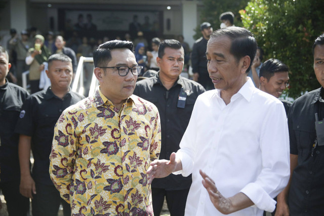 Presiden ke-7 RI Joko Widodo berbincang dengan calon gubernur Jakarta nomor urut 1 Ridwan Kamil saat pelantikan Dewan Pengurus Wilayah Paguyuban Putra Jawa Kelahiran Sumatera di Padepokan Pencak Silat TMII, Jakarta Timur, Rabu (20/11/2024).  Foto: Dok. Tim Media Ridwan Kamil