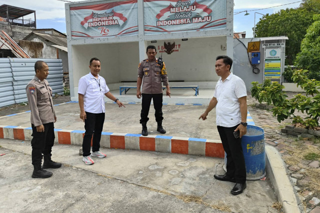 Polisi mengecek lokasi pembullyan remaja perempuan di kawasan GOR Tridharma Petrokimia Gresik. Foto: Dok. Polres Gresik