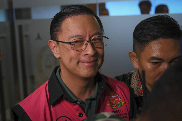 Menteri Perdagangan periode 2015-2016 Thomas Lembong berjalan mengenakan rompi tahanan usai menjalani pemeriksaan sebagai tersangka kasus dugaan korupsi impor gula oleh Kejaksaan Agung di Jakarta, Jumat (1/11/2024). Foto: Muhammad Ramdan/ANTARA FOTO